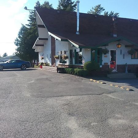 Motel Les Pins Granby Exterior photo