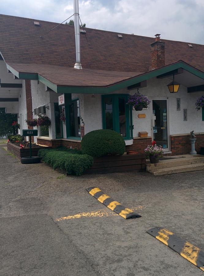 Motel Les Pins Granby Exterior photo