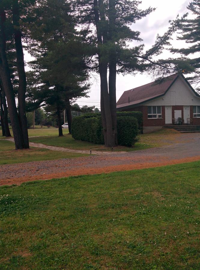 Motel Les Pins Granby Exterior photo