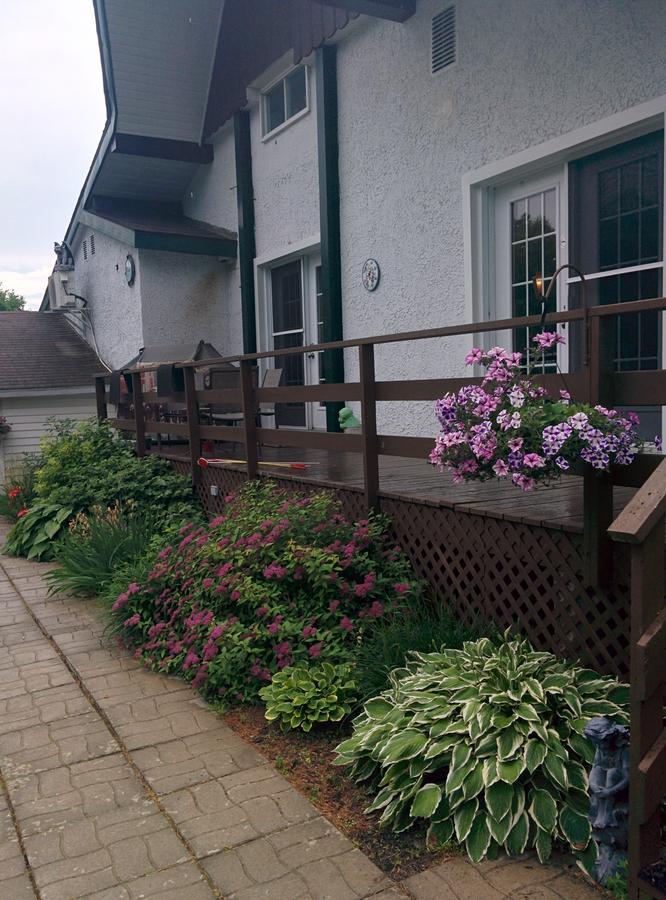 Motel Les Pins Granby Exterior photo