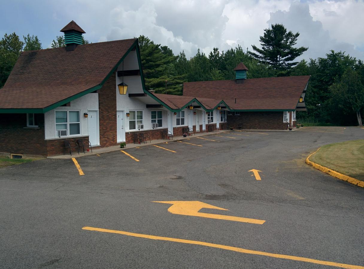 Motel Les Pins Granby Exterior photo