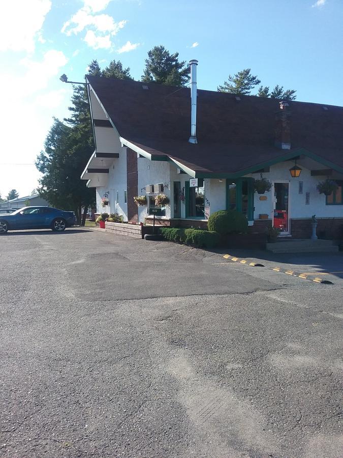 Motel Les Pins Granby Exterior photo